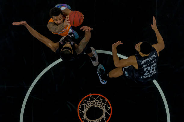 防守反击为 防守反击为